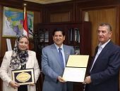 محافظ كفر الشيخ يكرم وكيل التعليم ومدير هيئة الأبنية التعليمية