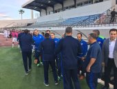 بالصور.. مصافحة بين طلعت يوسف وجهاز الزمالك فى موقعة المهيرى