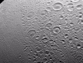 ناسا تنشر صورا مقربة جديدة لسطح قمر كوكب زحل "إنسيلادوس"