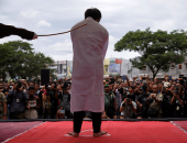 بالصور.. جلد رجل وامرأة بتهمتا المثلية الجنسية والزنا بإندونسيا