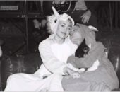 النجمة مايلى سايرس تؤازر صديقتها "أريانا جران" بعد تفجيرات مانشستر