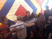 بالصور..مديرية أمن الاسماعيلية تستكمل توزيع 1000 كرتونة مواد غذائية 