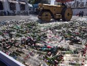 بالصور.. إندونيسيا تدمر آلاف زجاجات الكحول قبل شهر رمضان
