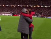 شاهد.. احتفال جنونى لمورينيو مع ابنه بلقب الدوري الأوروبي