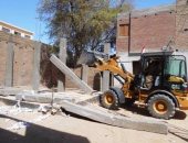 بالصور.. إزالة مقاهى وعشش وأحواش وأسوار بمدينتى المراغة والبلينا