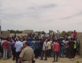 أمن السويس يطلق قنابل مسيلة للدموع لتفريق الأهالى أثناء حملة إزالة تعديات