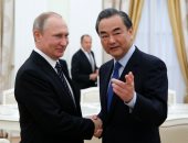 بالصور.. بوتين يلتقى وزير خارجة الصين..ويؤكد: علاقتنا ببكين قوية