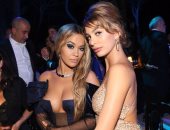 شاهد.. ريتا أورا تتحرش بكاميليا مونرو فى احتفاليه على هامش "مهرجان كان"