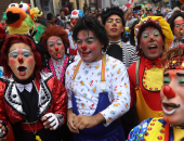 بالصور.. احتفالات فى شوارع البيرو بـ"يوم المهرج"