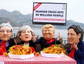 متظاهرون يسخرون من اجتماع قادة الناتو مع الرئيس الأمريكى ترامب