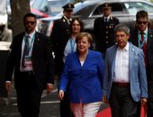 بالصور.. ميركل وزوجها يصلان مقر انعقاد قمة مجموعة السبع