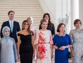 زوج رئيس وزراء لوكسمبورج يشارك زوجات الرؤساء صورة تذكارية فى "بروكسل" 