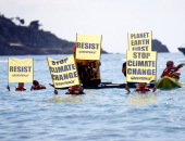 بالصور.. نشطاء يتظاهرون فى مياه المتوسط اعتراضا على قمة مجموعة السبع