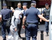 بالصور.. شرطة فرنسا تعتقل 10 محجبات لارتدائهن "البوركينى" بشواطئ مدينة كان