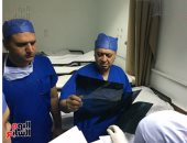 بالفيديو والصور.. وزير الصحة يجرى عمليات جراحية لمصابى حادث المنيا الإرهابى