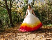 بالصور..عروس تقضى 61 ساعة لتلوين ذيل فستان زفافها