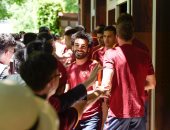 بالصور.. "صينية" تحضر تدريبات روما بـ"فستان الزفاف"