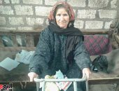 بالصور.. عجوز تناشد محافظ سوهاج باجراء عملية تغيير مفصل لها