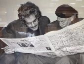 شاهد.. صورة نادرة لعمر الشريف وتوفيق الحكيم يتصفحان خبرا بجريدة الأهرام
