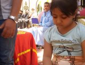 بالفيديو..أصغر ناجية فى حادث المنيا: "أمى غطتنى بالشنطة والإرهابيين مشافونيش"