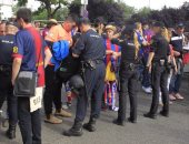 بالصور.. الشرطة تصادر أعلام كتالونيا من جماهير برشلونة 