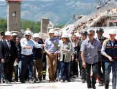 بالصور.. رئيس وزراء كندا وزوجته يزوران مدينة إيطالية دمرها الزلزال بالكامل