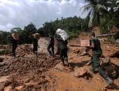 بالصور.. الجيش السريلانكى يوفر مواد إغاثة للأسر المتضررة من السيول