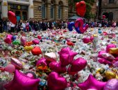 بالصور.. وقفة تضامنية بالورود فى بريطانيا تضامنا مع ضحايا هجوم مانشستر