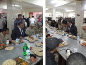 بالصور.. مساعدو وزير الداخلية يشاركون المجندين الإفطار بمعسكرات قوات الأمن