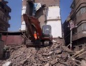 إخلاء وإزالة مبنى آيل للسقوط بمدينة فوه بكفر الشيخ دون إصابات
