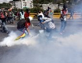 بالصور.. تجدد الاشتباكات بين الشرطة الفنزويلية ومعارضى الرئيس "مادورو"