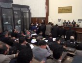 قاضى "فض رابعة" يسمح لنجل مرسى بلقاء زوجته خارج القفص