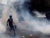 بالصور.. تجدد الاشتباكات بين الشرطة الفنزويلية ومعارضين للرئيس "مادورو" 