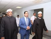 بالفيديو والصور.. وكيل الأزهر يصل معهد ناصر لزيارة مصابى حادث المنيا الإرهابى