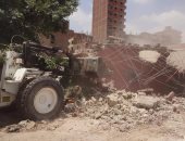 حى حلوان يزيل تعديات على أراضى الدولة بشارع الوالدة ومساكن الزلزال