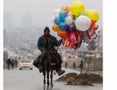 حكاية صورة..  عندما تحدى بائع البلالين الموت فى أفغانستان