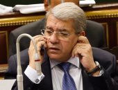  وزير المالية يتحدث في هاتفه بالتزامن مع مناقشة الموازنة بالجلسة العامة