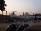 مواطن من نزلة السمان يشكو من تراكم القمامة بالقرب من أهرامات الجيزة 