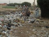 بالصور.. القمامة تغلق طريق مدرسة الشهيد عصام ناجى بمنشأة القناطر بالجيزة 