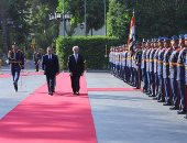 السيسي يستعرض حرس الشرف فى استقبال رئيس أوروجواى