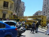 الحماية المدنية تحاول هدم عقار الإسكندرية المائل باستخدام ونش كبير