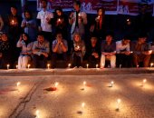بالصور.. وقفة بالشموع لتأبين ضحايا انفجار العاصمة الأفغانية "كابول"