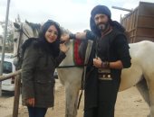 إنجى علاء مع يوسف الشريف فى كواليس تصوير مسلسل "كفر دلهاب"