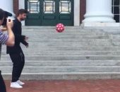 بالفيديو.. بيكيه يُعلم كرة القدم لأستاذته بجامعة هارفرد