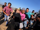 بالصور.. إصابة فلسطينيين فى اشتباكات مع قوات الاحتلال بقطاع غزة