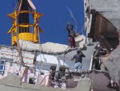 إصابة عامل بعقار الأزاريطة بإصابات طفيفة فى يده خلال أعمال الهدم اليدوية