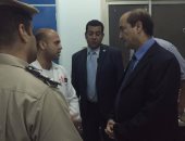 مساعد وزير الداخلية يزور مصابى الشرطة لتهنئتهم برمضان