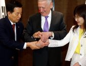 بالصور.. وزراء الدفاع "الأمريكى-الكورى-اليابانى" يستعرضون طريقة المصافحة بينهم
