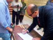 بالفيديو والصور .. محافظ مطروح يتفقد لجان امتحانات الثانوية العامة