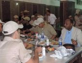 مدير أمن الغربية يتناول الإفطار وسط المجندين ويتفقد تأمين الكنائس والمنشآت